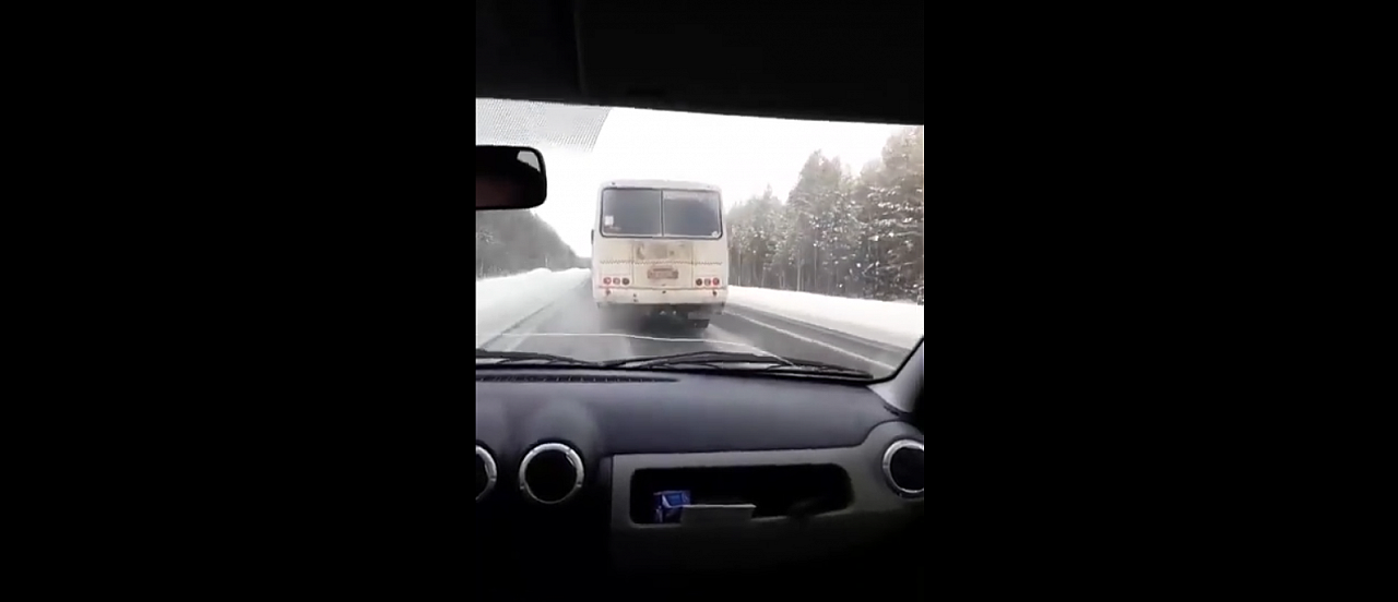 Водитель из Коми обиделся, что у него забрали пассажира и чуть не вытолкал «легковушку» в кювет (видео)