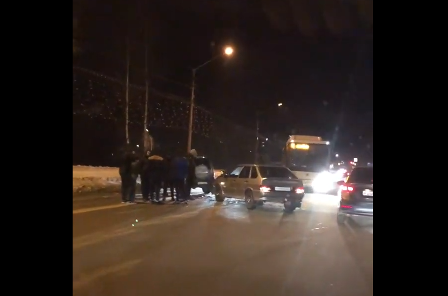 В Сыктывкаре авария у гостиницы стала причиной километровой пробки (видео)