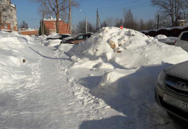 В Сыктывкаре «дорожники» очистили улицу от снега, но свалили его на парковку