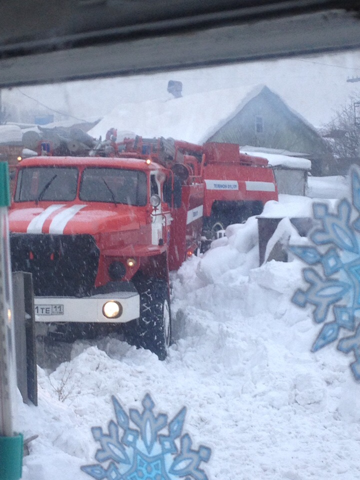 В Сыктывкаре пожарная машина «села» в колее, когда приехала вытаскивать из снега «скорую»