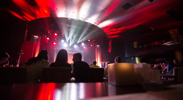 В сыктывкарском клубе взрослая женщина во время шоу разделась догола и танцевала в одних колготках