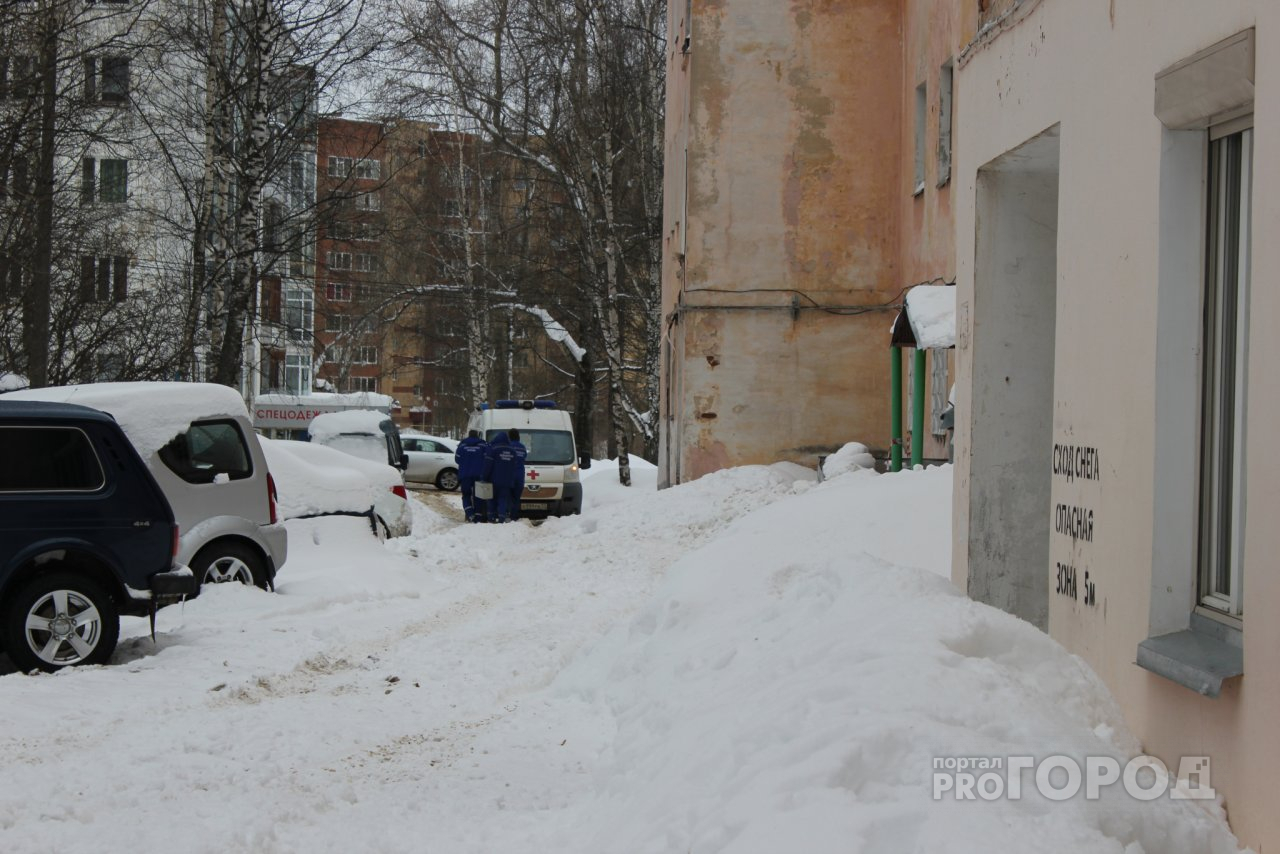 В Сыктывкаре работникам скорой пришлось тащить пациента на себе из-за кучи снега во дворе (фото)