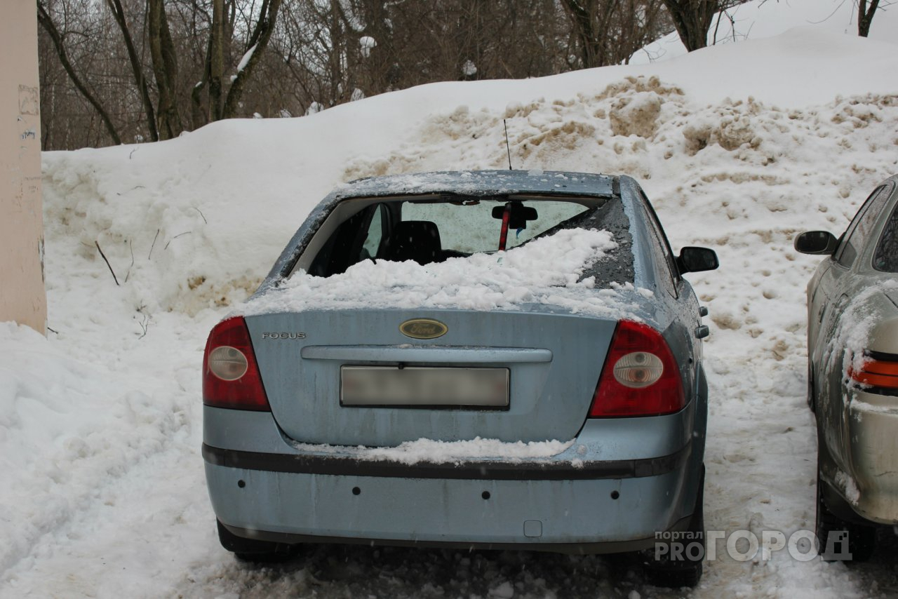 «33 несчастья»: в сыктывкарском дворе, в который не проехала скорая, рухнул снег на машину (фото, видео)