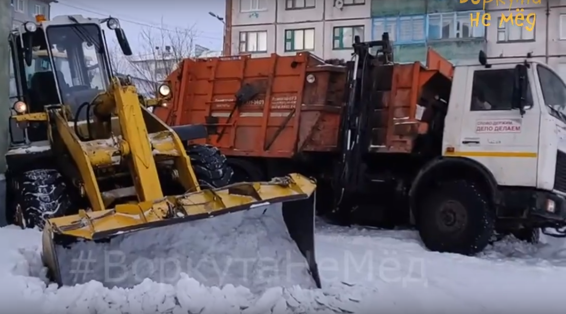 «Бабка за дедку, дедка за репку»: в Коми два погрузчика застряли в снегу, пока вытаскивали оттуда мусоровоз (видео)