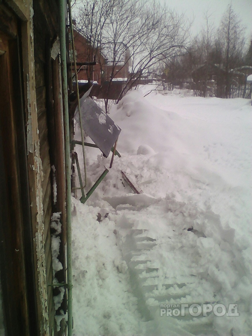 В Сыктывкаре с крыши дома упали глыбы льда и завалили подъезд: люди не могут выйти на улицу (фото)