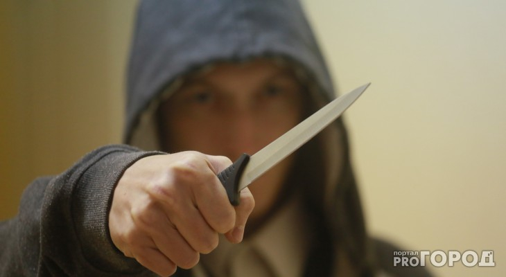 В Сыктывкаре мужчина с ножом ограбил 17-летнего подростка