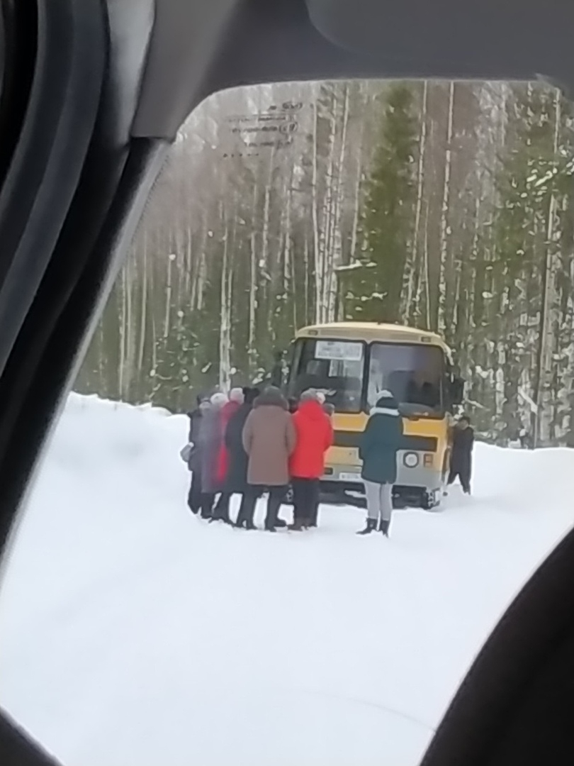 В коми деревне, где жители откапывали автобус голыми руками, закрыли дорогу