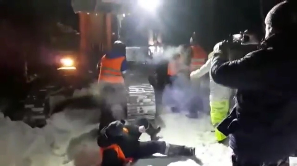 Противники мусорного полигона на границе с Коми встали живым щитом, а их давили грузовиками (видео)