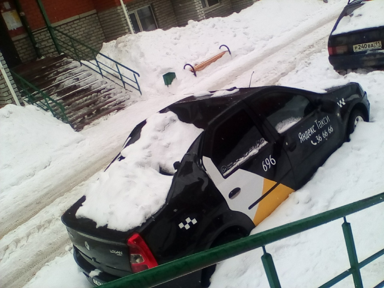 Итоги недели: что разрушили снежные глыбы, которые падали с крыш домов Сыктывкара