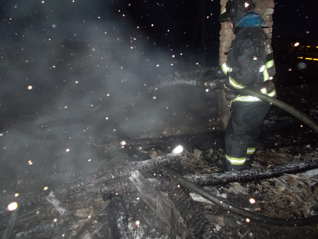 В Коми за сутки произошло 3 пожара, огонь уничтожил два здания