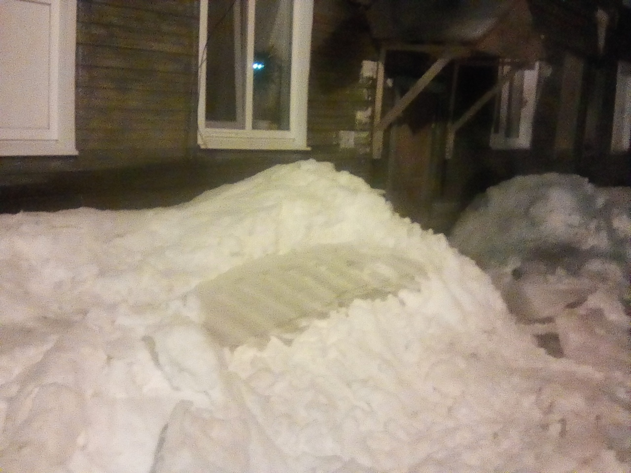 В Сыктывкаре ледяная глыба рухнула на провода и оставила жильцов дома в полной темноте на весь день (фото)