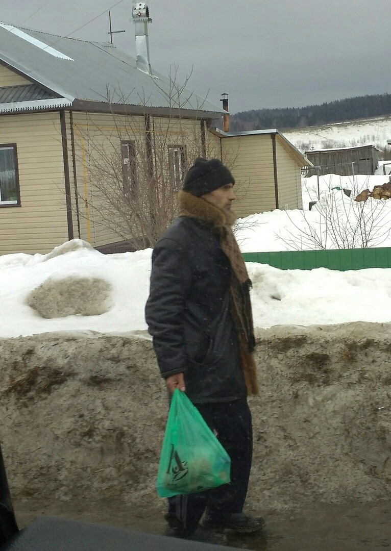 Жители Коми нашли странного мужчину, который уже два дня идет по трассе в Сыктывкар
