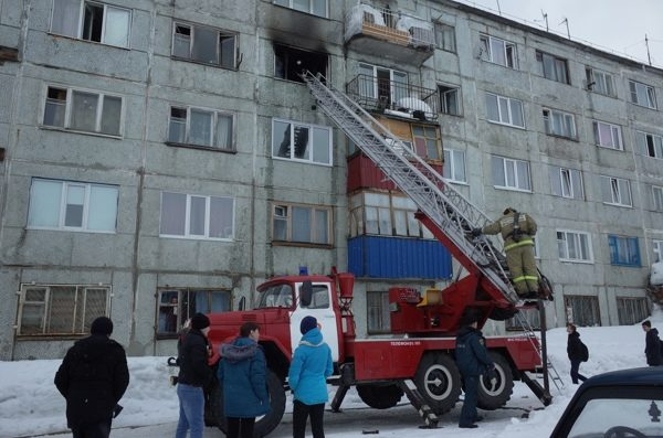 В Коми из горящей пятиэтажки эвакуировали 50 человек и спасли пожилую пару