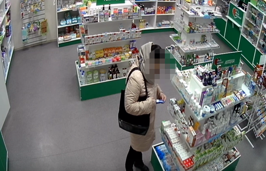 Сыктывкарку, которая два дня подряд таскала вещи с прилавков аптеки, задержали (видео)