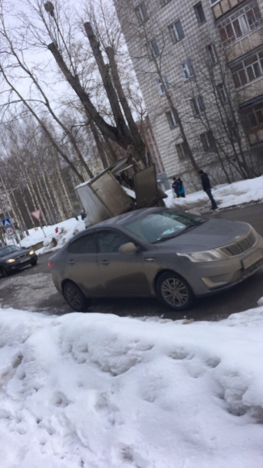 В Сыктывкаре «Газель» влетела в дерево: у авто разнесло кабину (фото)