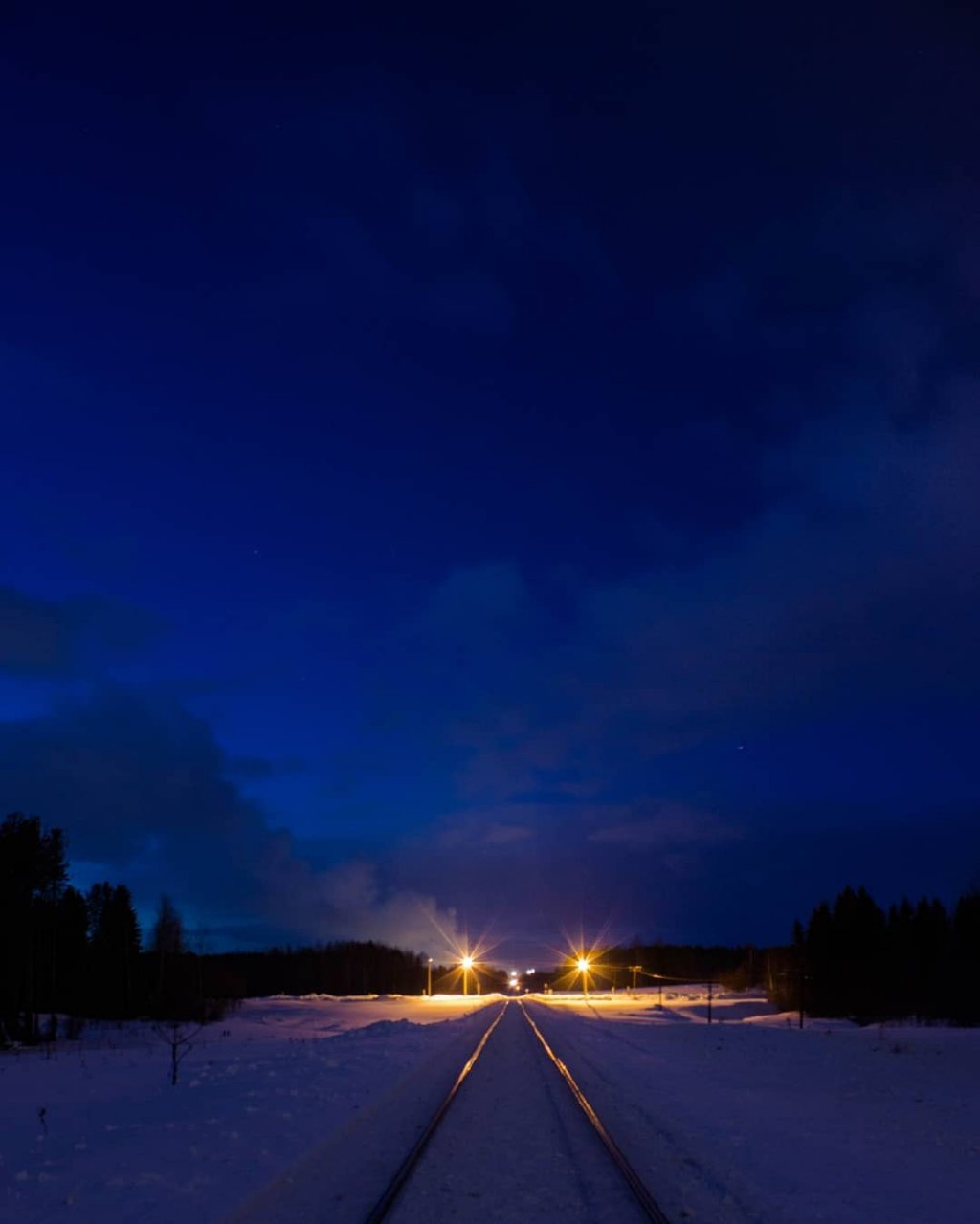 Фото дня от сыктывкарца: железная дорога в ночи