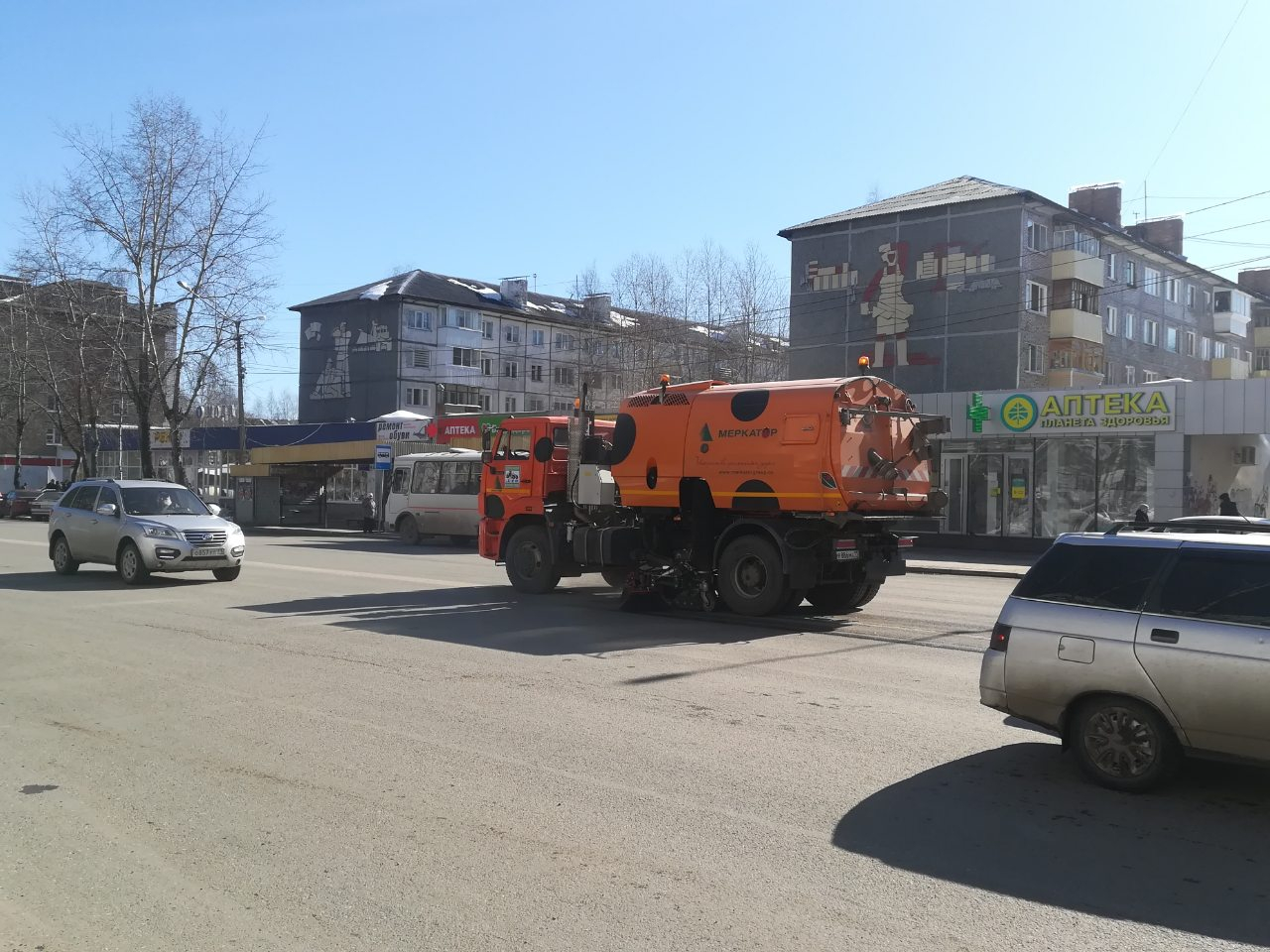 Улицы Сыктывкара теперь чистит «божья коровка» (фото)