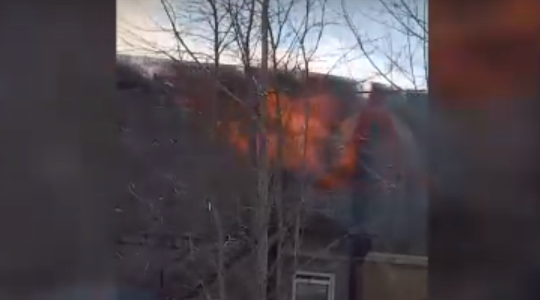 В Коми полыхает деревянное общежитие, пламя объяло второй этаж (видео)