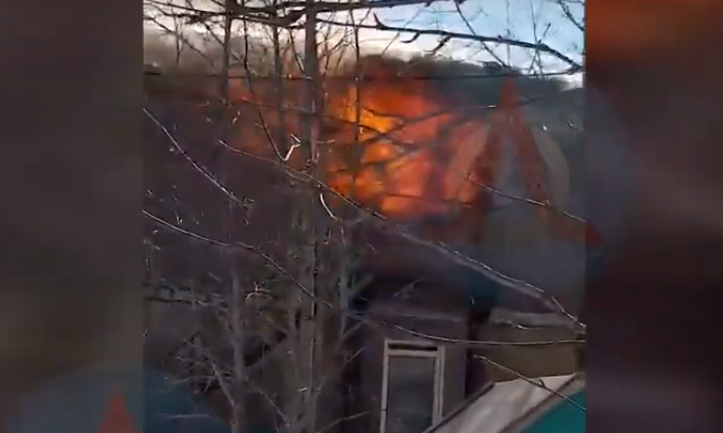 Из горящего в Коми двухэтажного дома эвакуировали 20 человек, им помогают с расселением