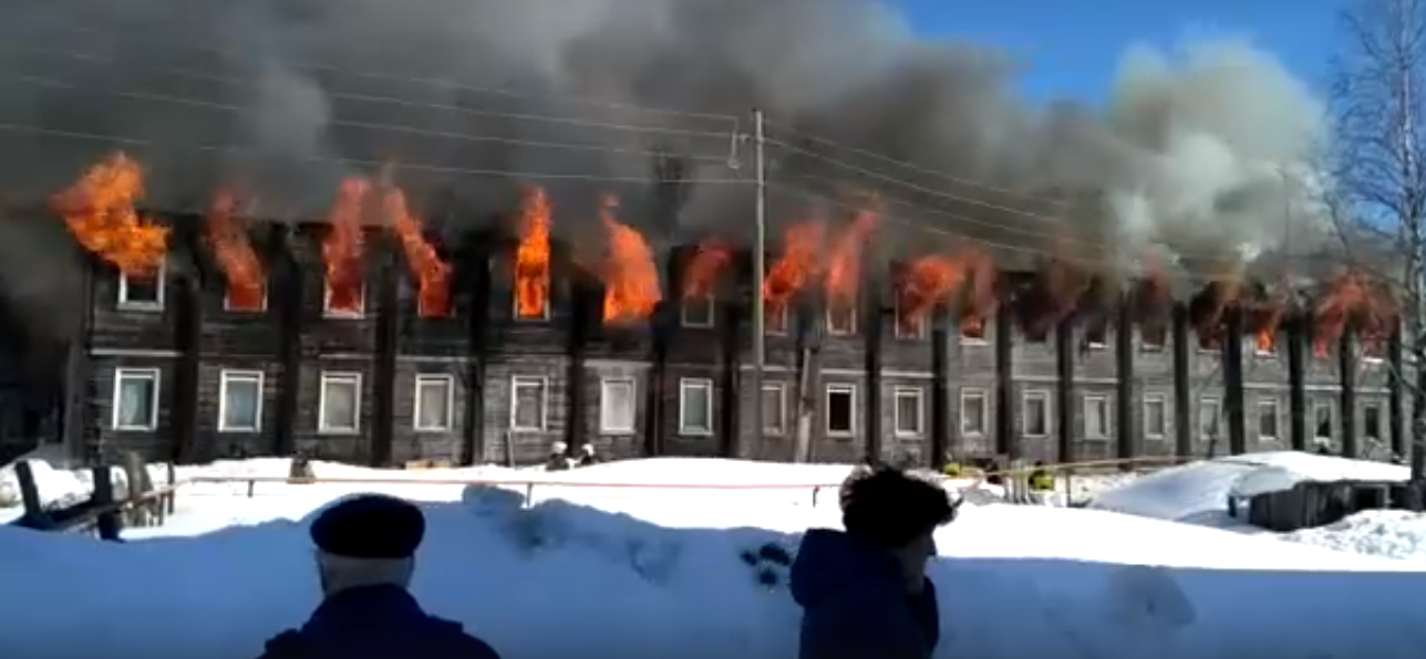 В Коми собирают помощь для жителей дома, где разгорелся страшный пожар (видео)