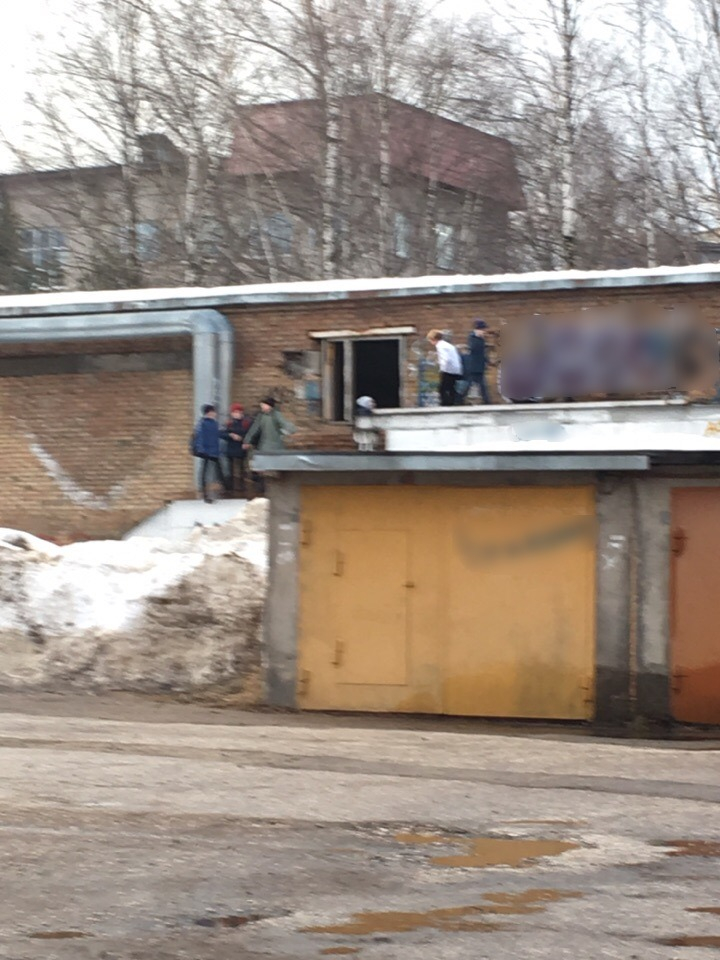 В Сыктывкаре подростки ради острых ощущений бродили по крыше заброшенного здания