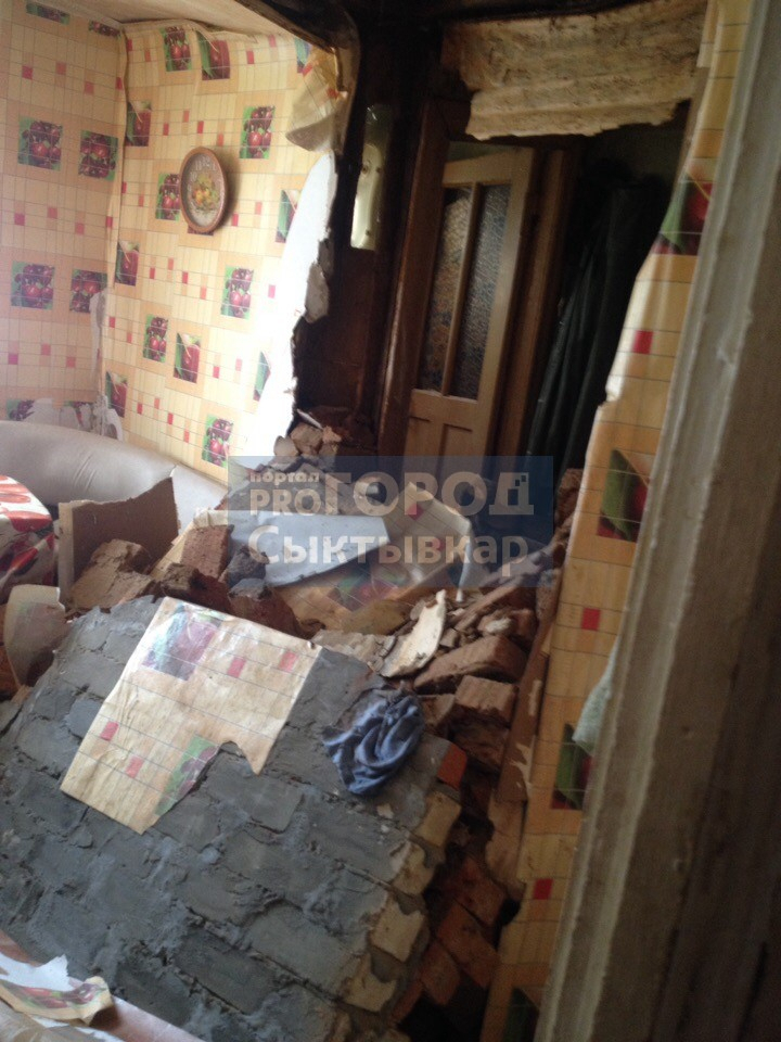 В Сыктывкаре рухнула стена жилого дома (фото)