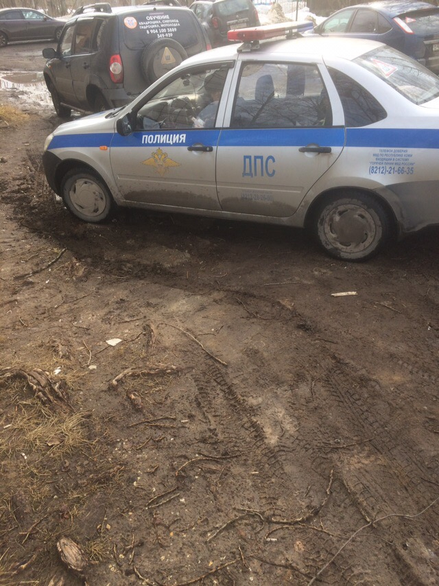 В Сыктывкаре прохожие попросили полицейских убрать патрульную машину с газона, но те отказались