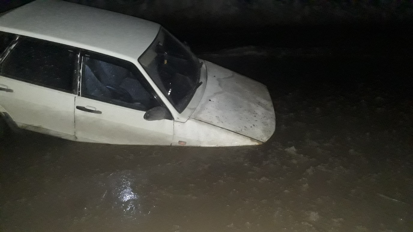 В Коми водитель «Лады» решил проскочить через реку и утопил свое авто  (фото)