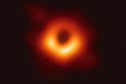Ученые представили первую в мире фотографию черной дыры