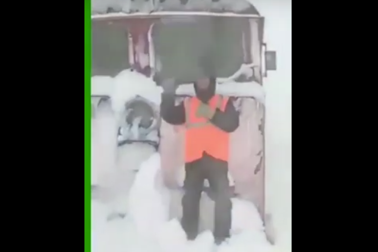 После лютой метели на севере Коми в снегу застрял целый поезд (видео)