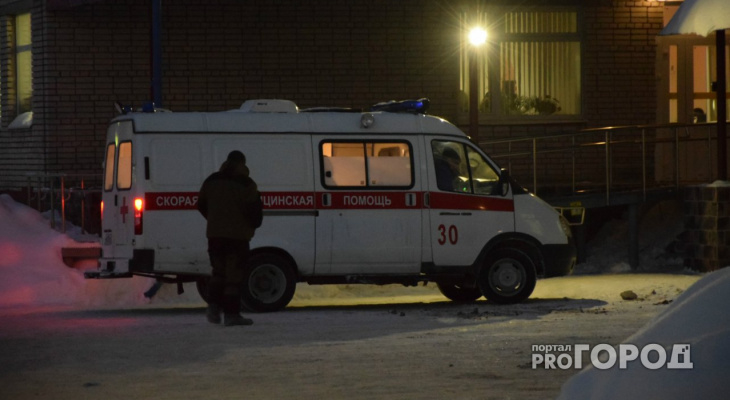 В Сыктывкаре из окна седьмого этажа выпал 20-летний парень