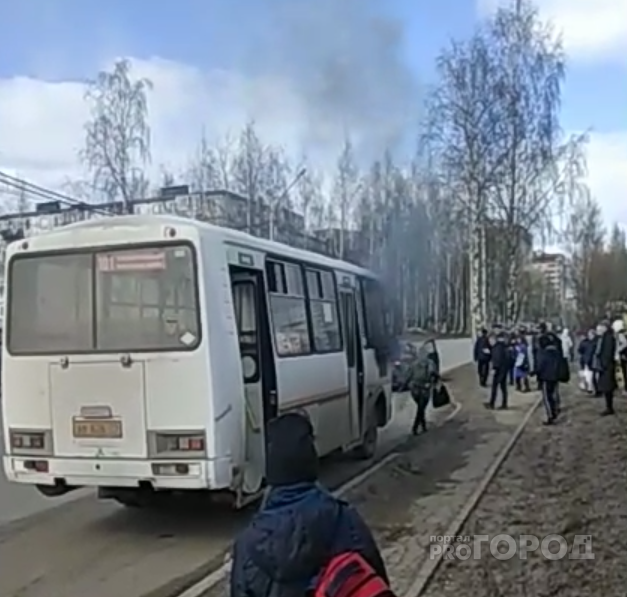 В Сыктывкаре загорелся автобус с пассажирами внутри (видео)