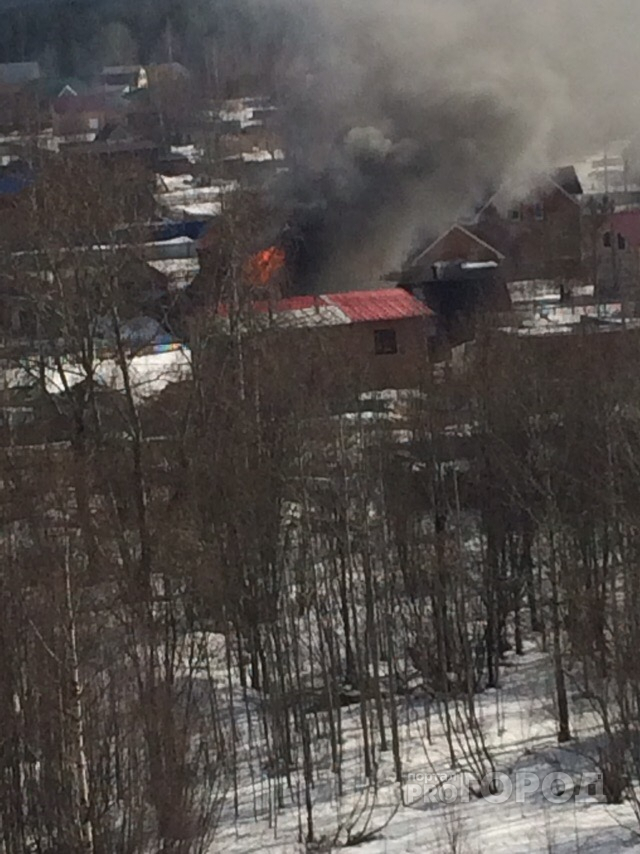 В Сыктывкаре загорелся дом: валят клубы черного дыма, на месте работают пожарные (видео)