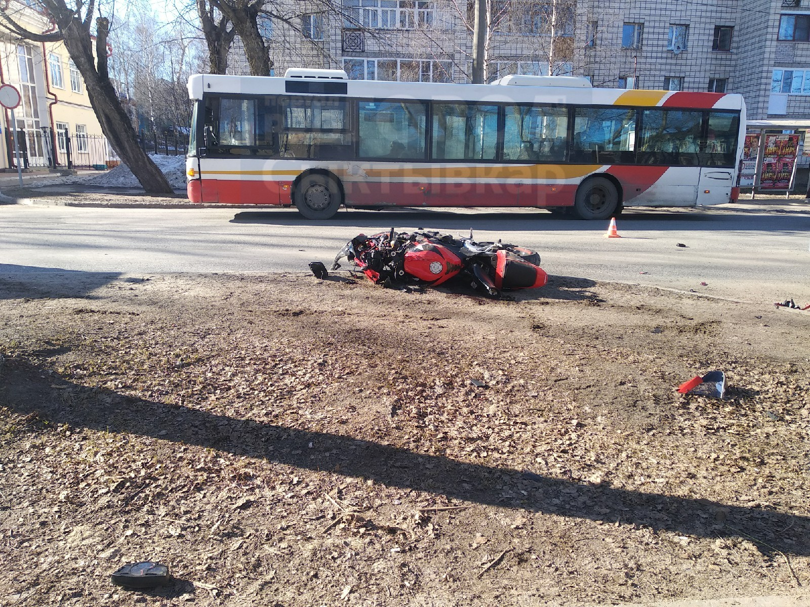 В Сыктывкаре разбился мотоциклист, на место прибыла реанимация (фото)