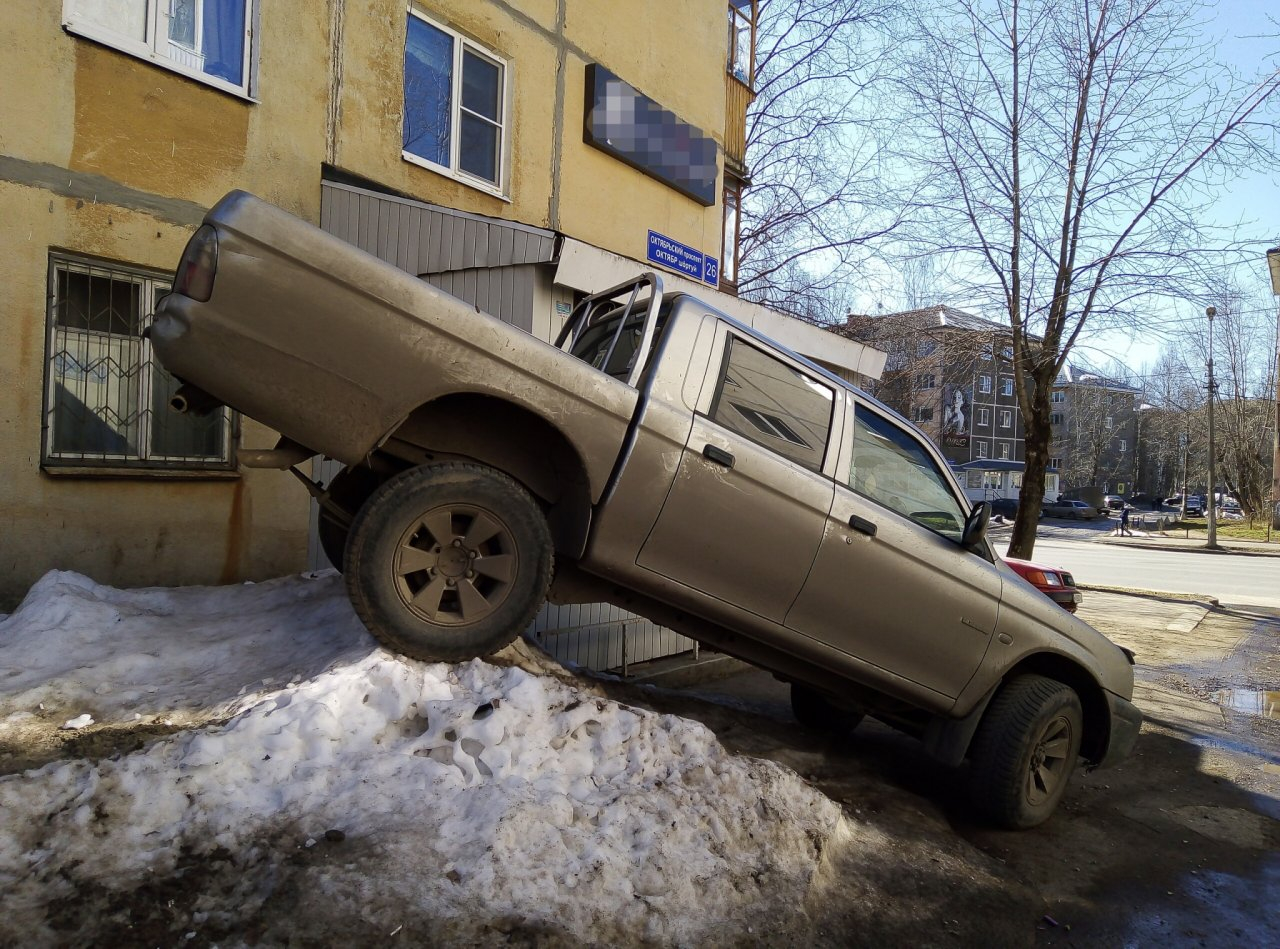 Фото дня от сыктывкарки: парковка по-русски