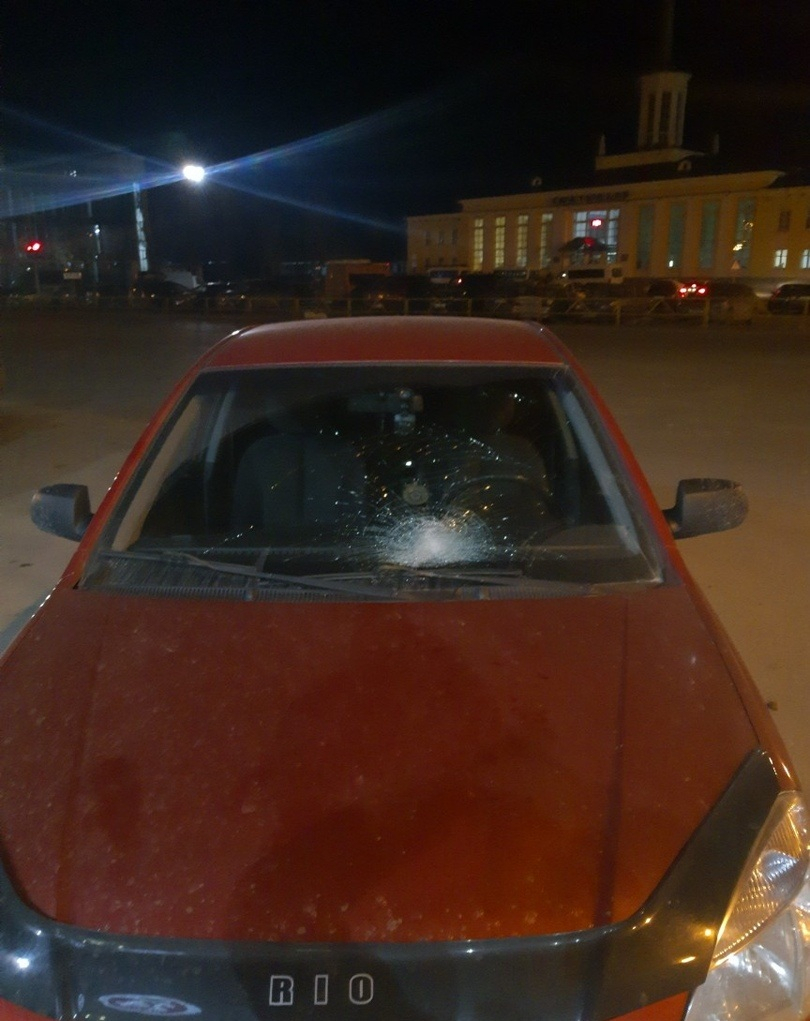 Сыктывкарец: «Пьяный мужчина набросился на мое авто и разбил лобовое стекло»