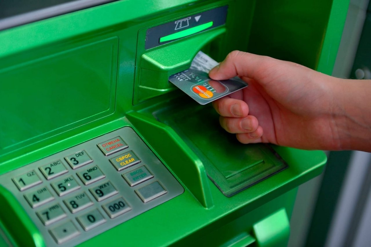 В Коми пенсионерку от мошенников спас банкомат, который «съел» ее карту