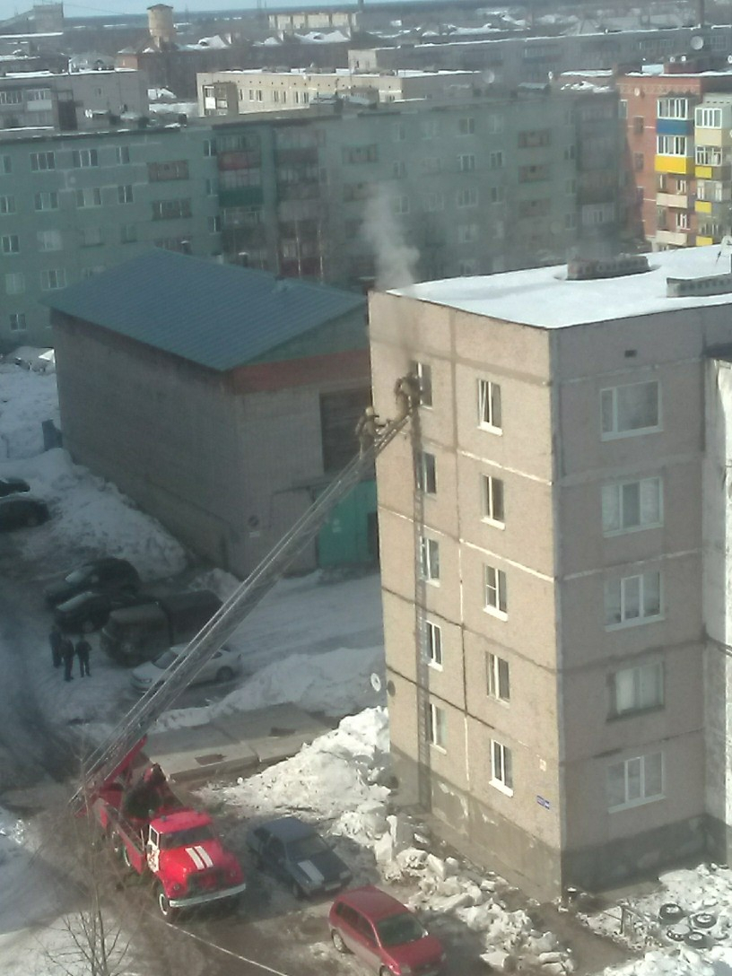 В Коми из окна пятого этажа спасли мужчину, который оказался в горящей квартире (фото)