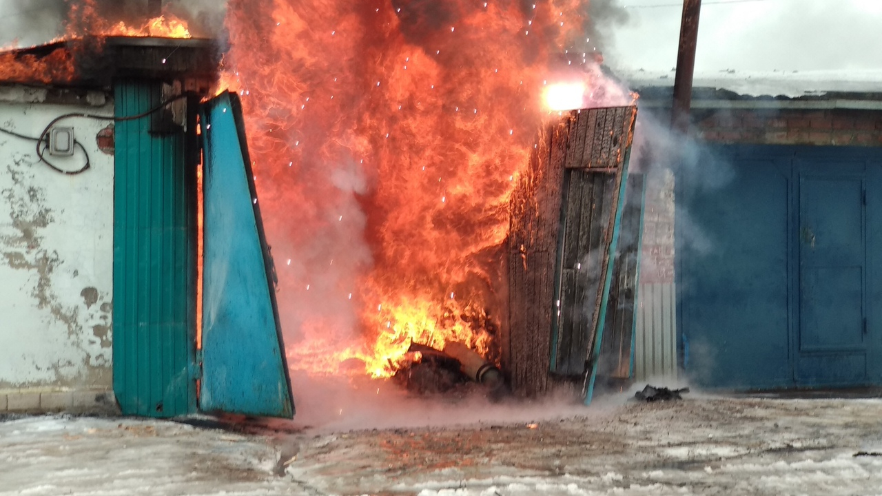 В Коми пожарные и двое военных тушили пылающий гараж (фото)