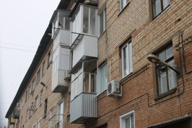 Выяснилось, почему умер парень, которого нашли на балконе общежития в Коми