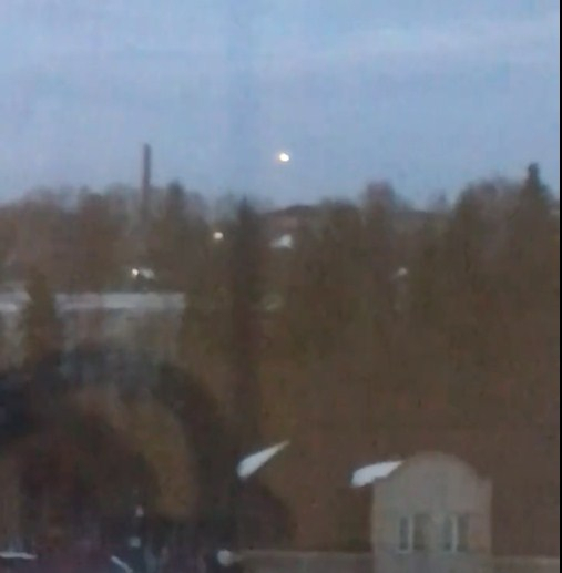 В небе над Сыктывкаром пронесся светящийся шар, который напоминал НЛО (видео)