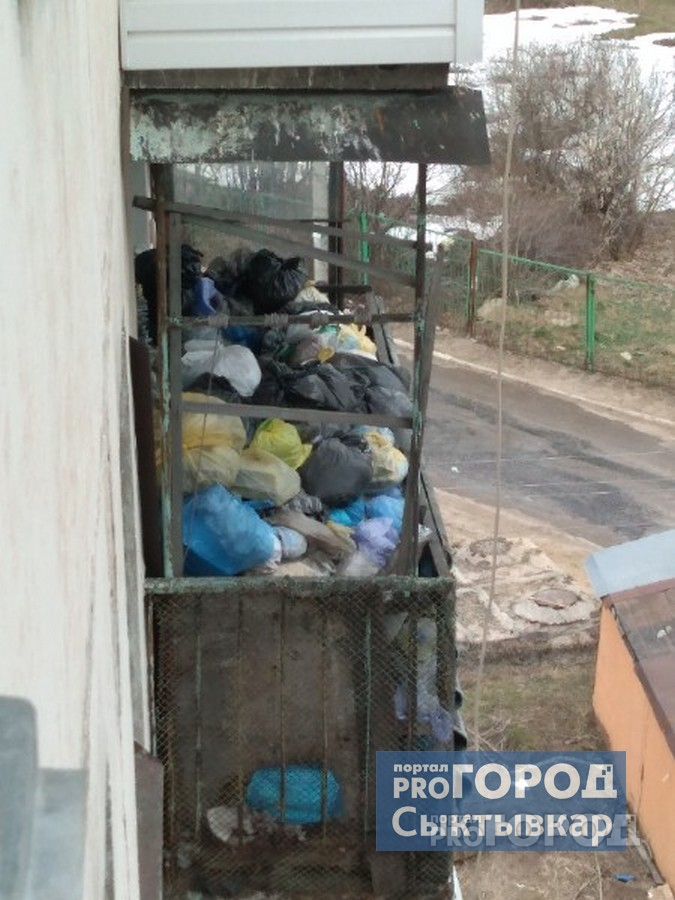 В Сыктывкаре появился «мусорный полигон»: женщина доверху завалила балкон отходами