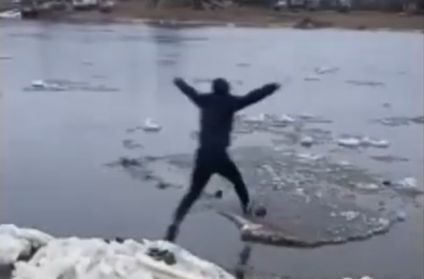 В Сыктывкаре подросток «прокатился» на льдине, которая плыла по реке (видео)