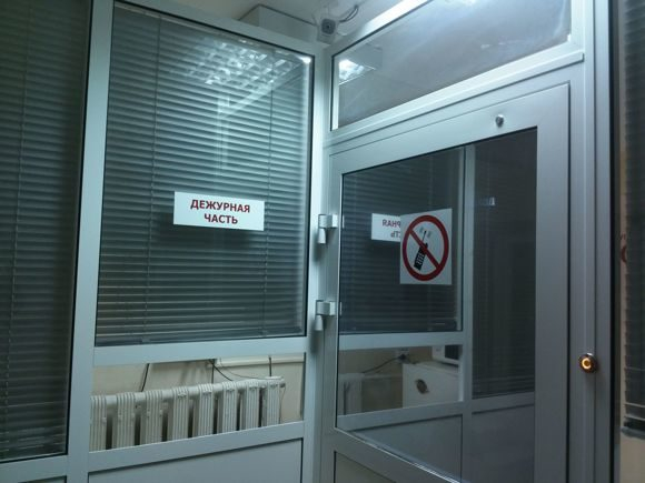 В Коми осудили «негостеприимного» полицейского, который не покормил задержанного