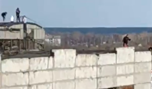 В Сыктывкаре подростки гуляют по крыше заброшенного склада (видео)