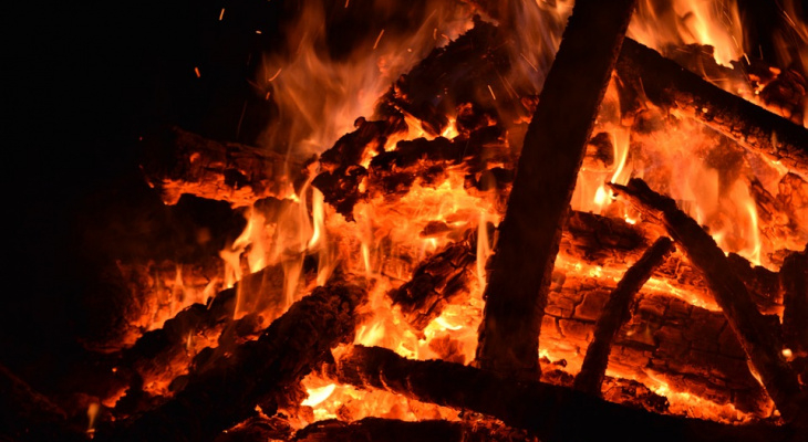 В Коми тушили горящую траву, которая могла спалить целую деревню