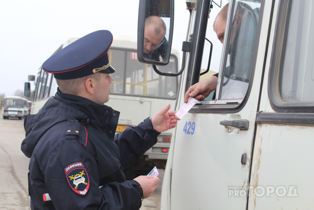 В Сыктывкаре автоинспекторы ловили водителей, которые ездят на неисправных автобусах