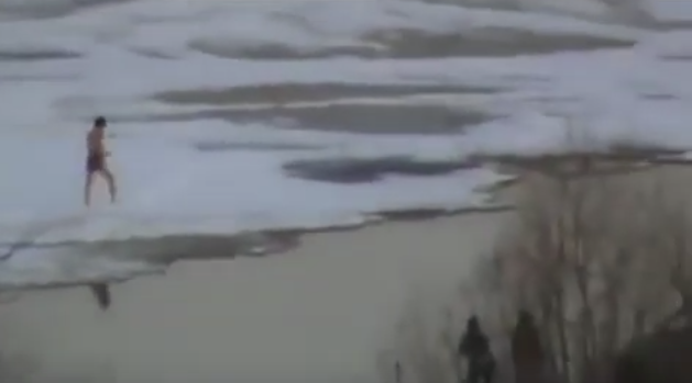Житель Коми разделся до трусов и переплыл ледяную реку (видео)