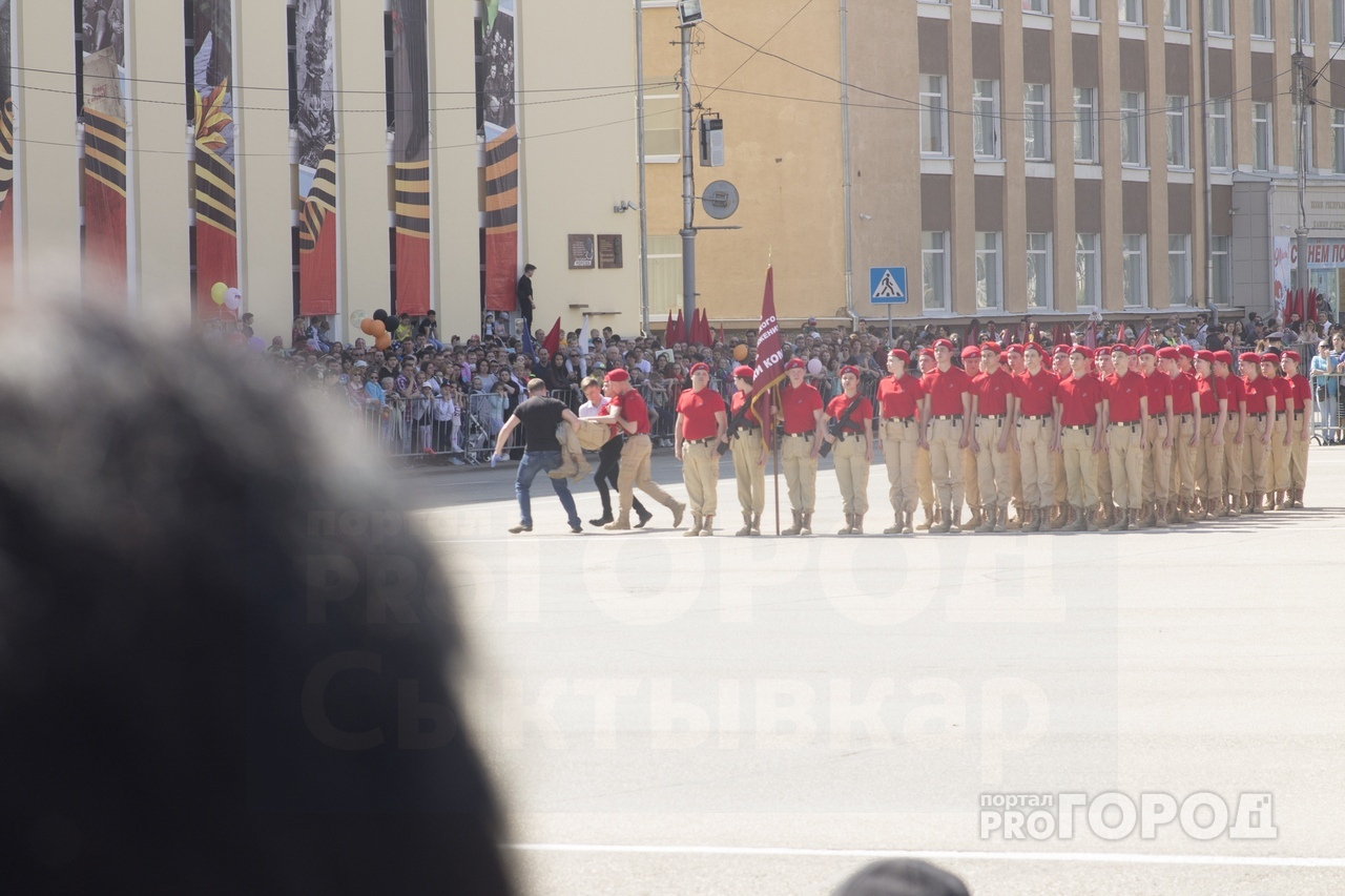 Из-за жары в Сыктывкаре люди падали в обморок прямо во время парада Победы (фото)