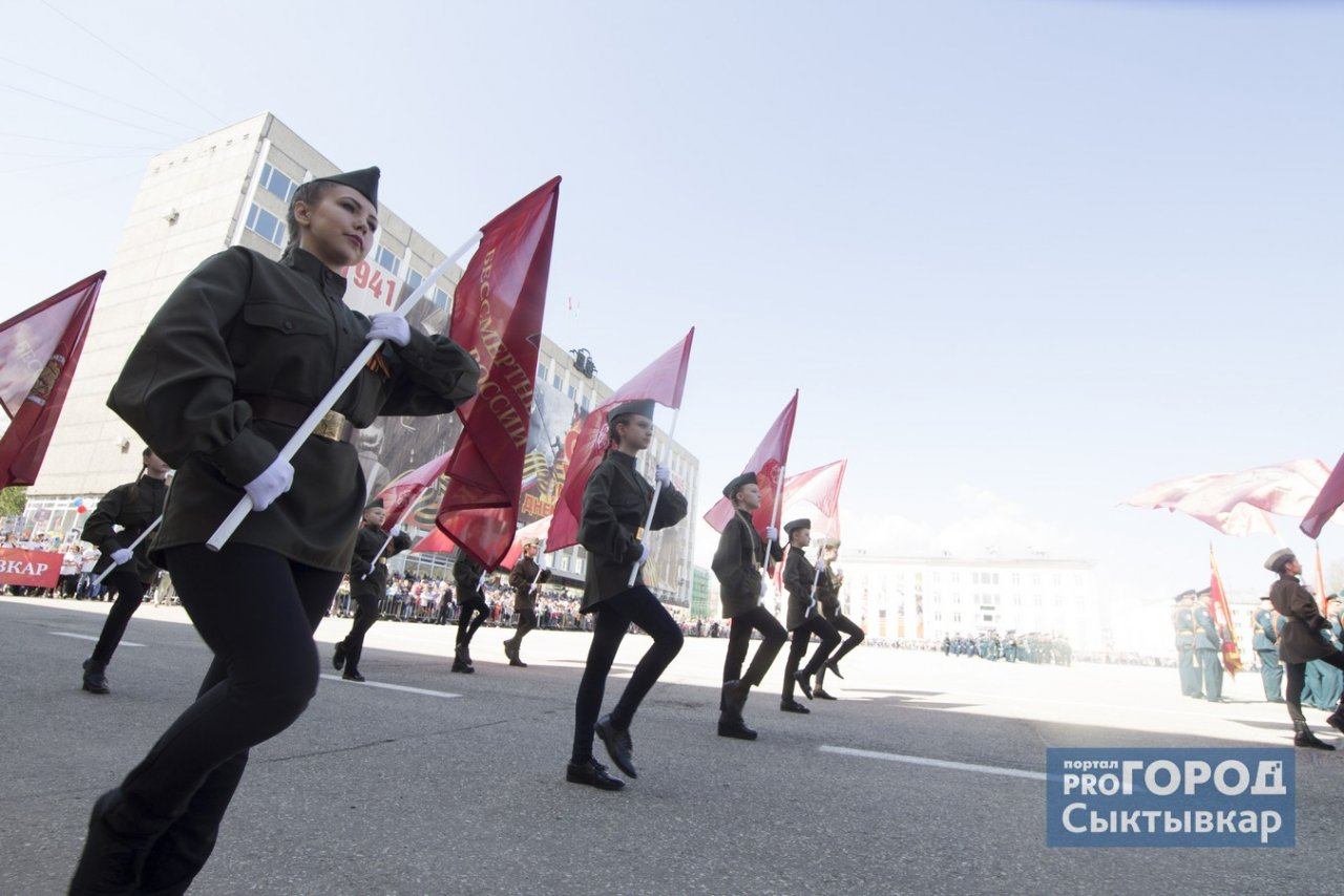 Как прошел Парад Победы в Сыктывкаре: праздничный марш, выступление оркестра и обмороки
